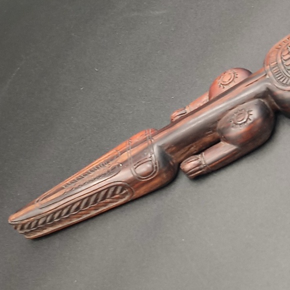 Trobriand wood carving crocodile folk art - Picture 6 of 7